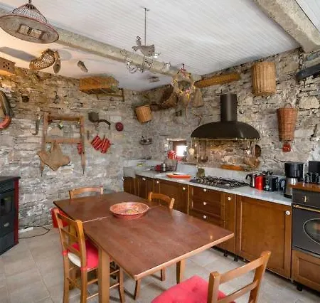 Casa Borgo بيت للعطل Senarega